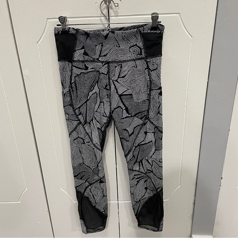 Lululemon Goal Crusher 7/8 Tight in Dottie Tribe White Black / Black - Picture 5 of 16